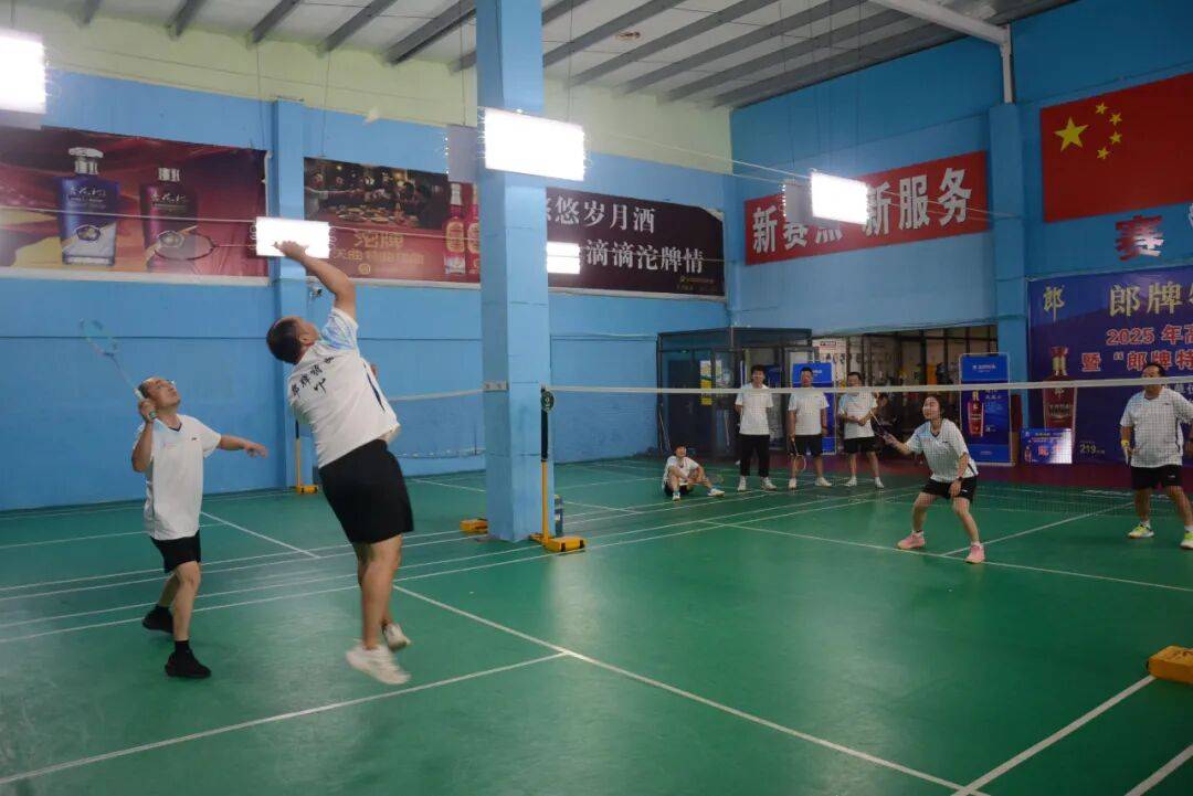 包含场面火爆！羽毛球观众席沸腾不已的词条